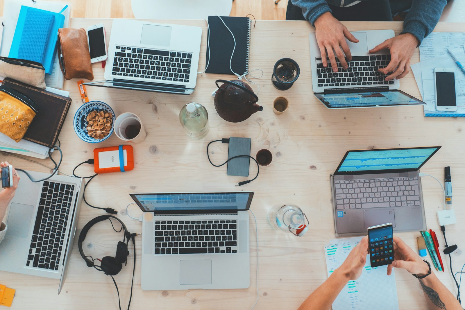 Des postes de travail vus de haut, ordinateurs et téléphones connectés