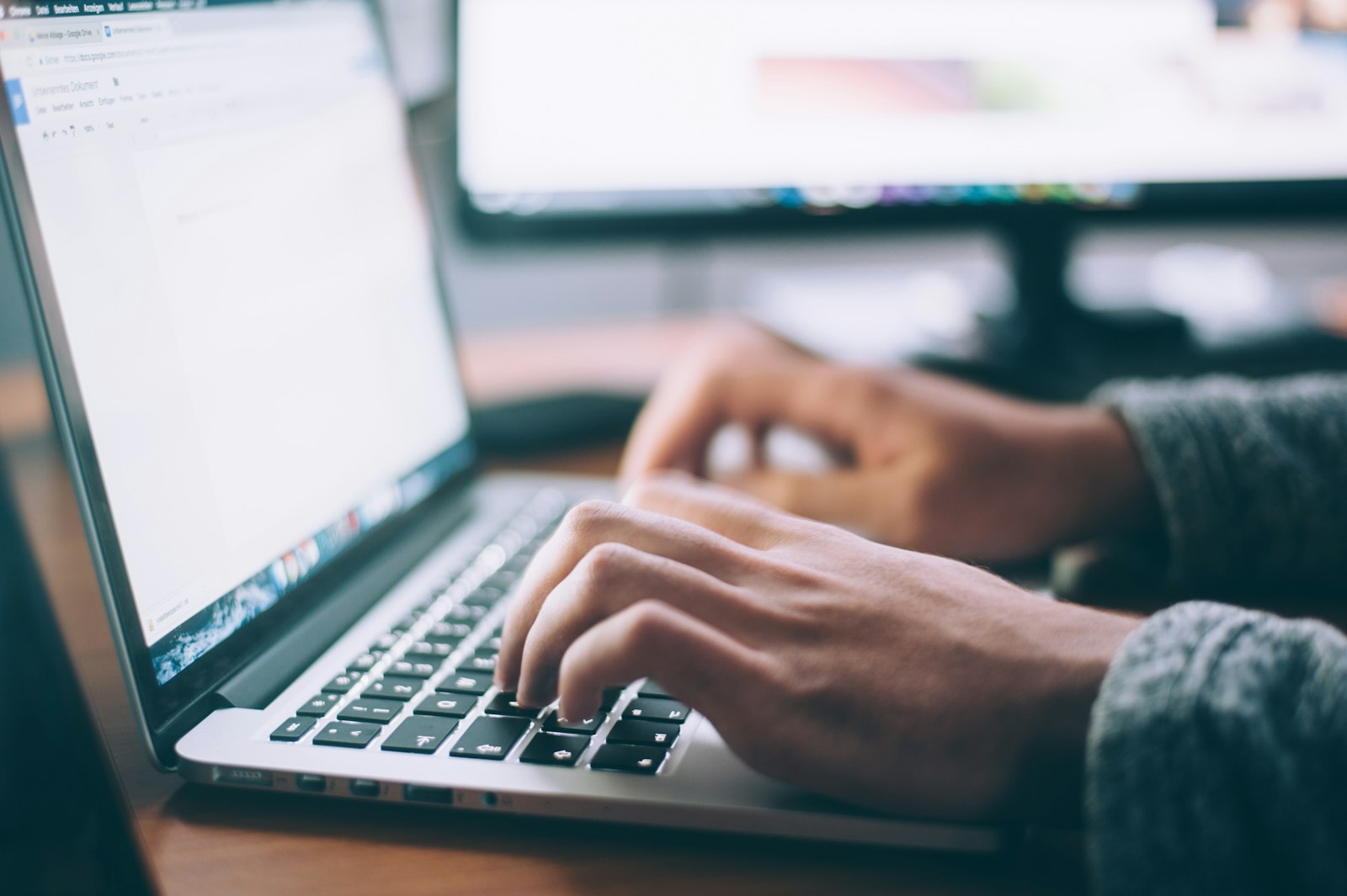 Une personne répond à ses messages sur un ordinateur portable